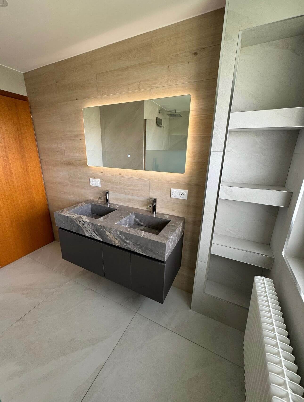 Salle de bain moderne rénovée par De Pascalis avec douche italienne et carrelage contemporain